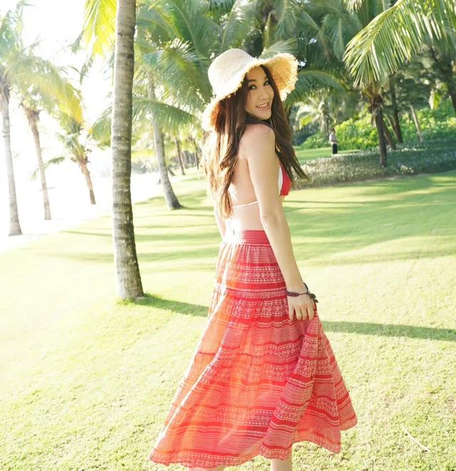 中年萧蔷的丰腴型身材(年过50身材依旧火辣的女星)(5)