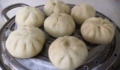 3、王淑芬最大的爱好就是抽烟,她有30多年烟龄,现在一天抽上三四包,烟瘾特别大。