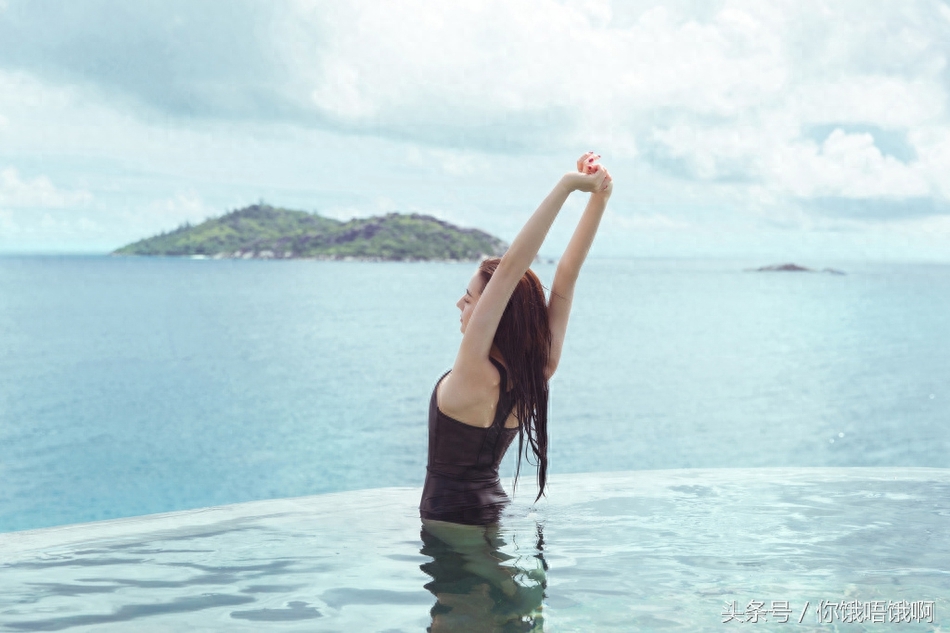 迪丽热巴拍的泳装照与众不同 放弃性感比基尼 选择保守的连身泳衣