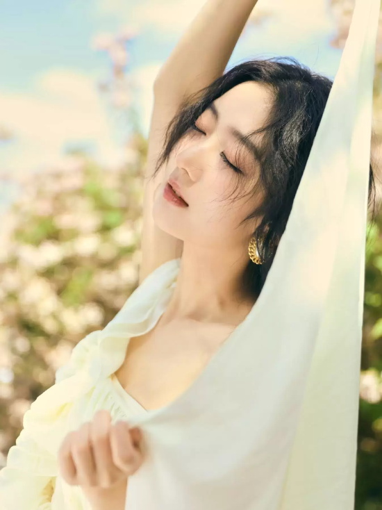 戚砚笛赏花写真照，天使面容维纳斯般的身材