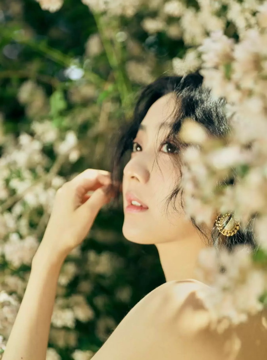 戚砚笛赏花写真照，天使面容维纳斯般的身材