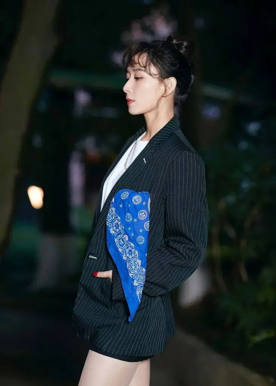 胡静“下衣失踪”大秀美腿酷飒随性写真曝光