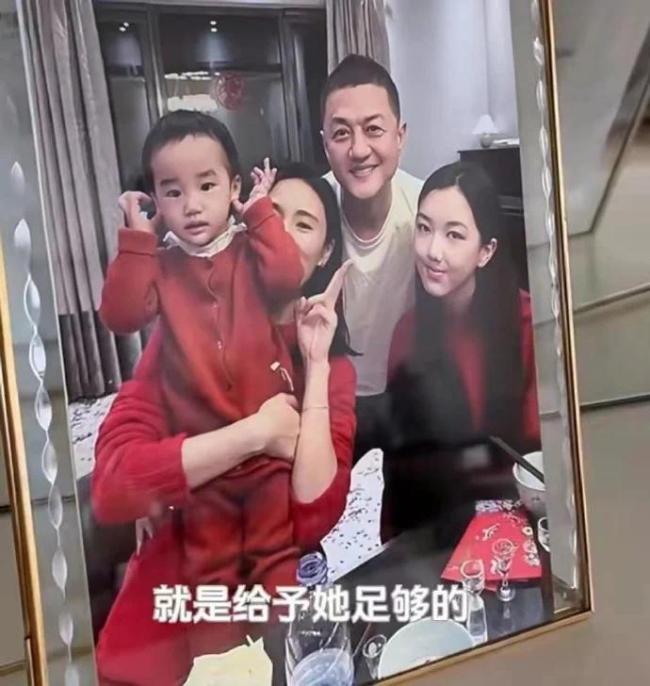 李亚鹏老婆晒温馨全家福,罕见谈与王菲女儿李嫣相处,称关系像好姐妹