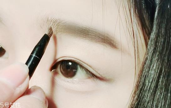 桃花妆的具体画法步骤 新年脱单桃花妆画法