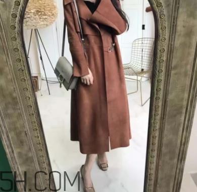 焦糖色风衣搭配什么鞋子？焦糖色风衣搭配什么袜子