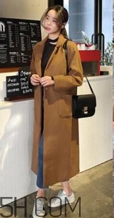 焦糖色风衣搭配什么鞋子？焦糖色风衣搭配什么袜子