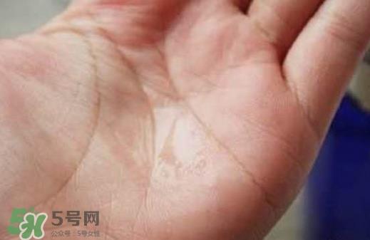 美容液是化妆水吗?美容液和化妆水的区别 美容液是化妆水吗?美容液和化妆水的区别