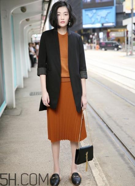 焦糖色半身裙怎么搭配？焦糖色半身裙搭配图片