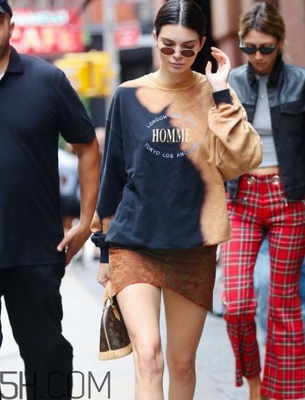 焦糖色半身裙怎么搭配？焦糖色半身裙搭配图片