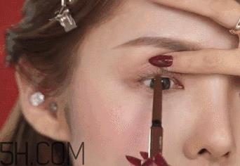 V型眼线怎么画？V型眼线画好美到冒泡