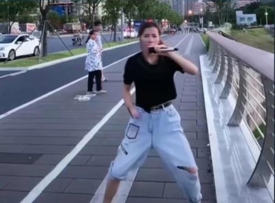 ​恐龙抗狼是什么梗
