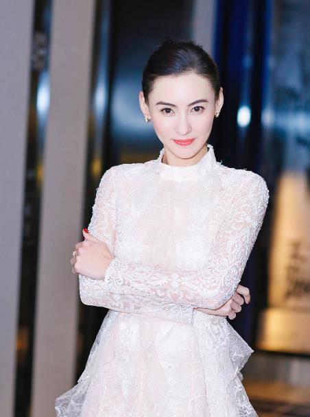 谢霆锋回港与儿子团聚,晒和儿子合照,笑容宠溺,让人惊叹不已!