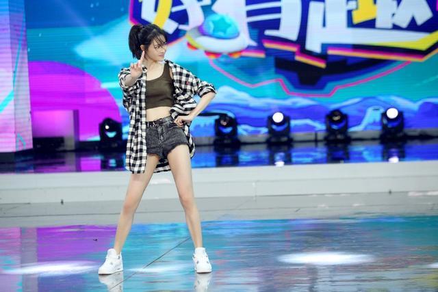 《芳华》破10亿,钟楚曦晒泳装照,这长腿可以 媲美超模雎晓雯了