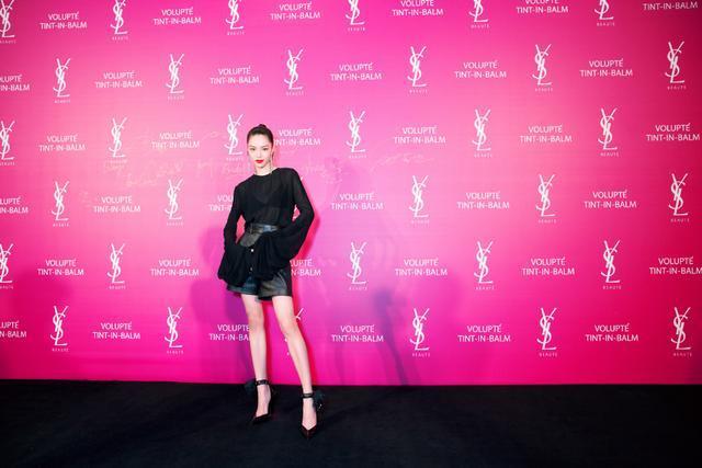 《芳华》破10亿,钟楚曦晒泳装照,这长腿可以 媲美超模雎晓雯了