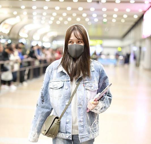 陈乔恩素颜现身机场!眼睛无神眼袋明显,穿牛仔套装冻到五官发抖