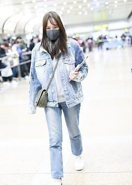 陈乔恩素颜现身机场!眼睛无神眼袋明显,穿牛仔套装冻到五官发抖