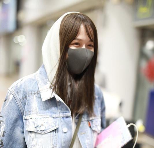 陈乔恩素颜现身机场!眼睛无神眼袋明显,穿牛仔套装冻到五官发抖