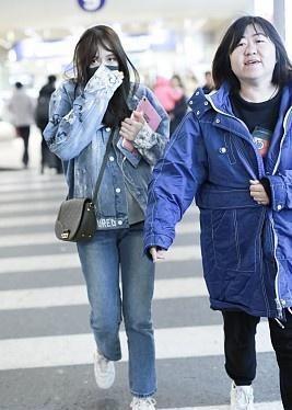 陈乔恩素颜现身机场!眼睛无神眼袋明显,穿牛仔套装冻到五官发抖