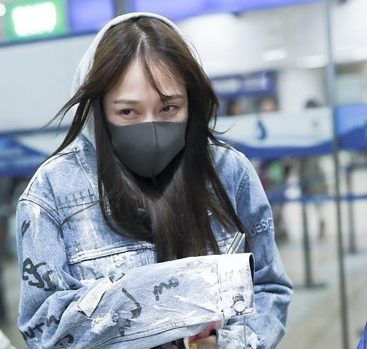 陈乔恩素颜现身机场!眼睛无神眼袋明显,穿牛仔套装冻到五官发抖