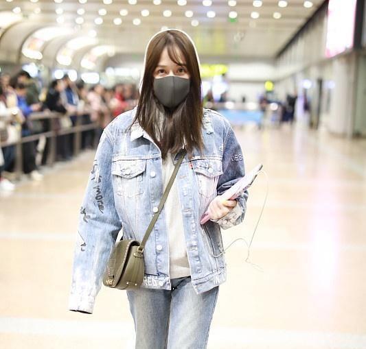 陈乔恩素颜现身机场!眼睛无神眼袋明显,穿牛仔套装冻到五官发抖