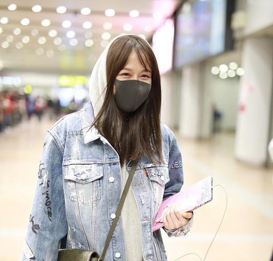 陈乔恩素颜现身机场!眼睛无神眼袋明显,穿牛仔套装冻到五官发抖