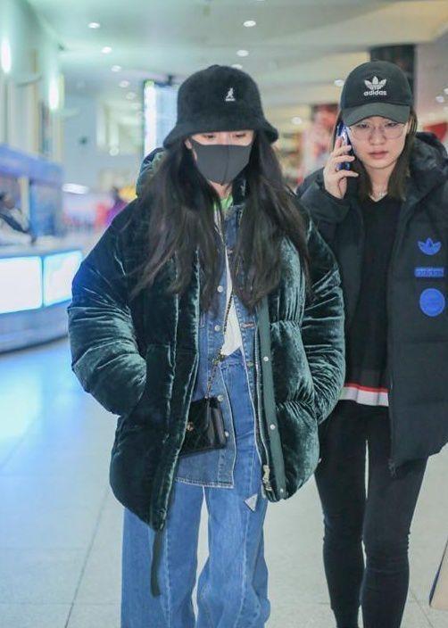 陈乔恩素颜现身机场!眼睛无神眼袋明显,穿牛仔套装冻到五官发抖