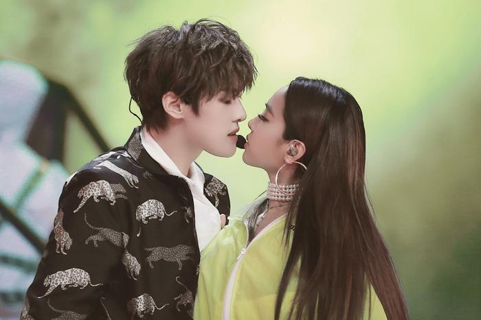 《青春有你》合作舞台蔡依林嘉羿互动惊艳全场,李荣浩衣服成亮点