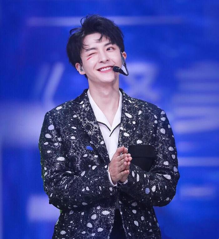 《青春有你》合作舞台蔡依林嘉羿互动惊艳全场,李荣浩衣服成亮点