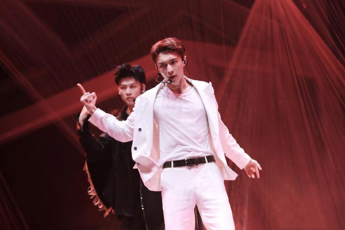 《青春有你》合作舞台蔡依林嘉羿互动惊艳全场,李荣浩衣服成亮点