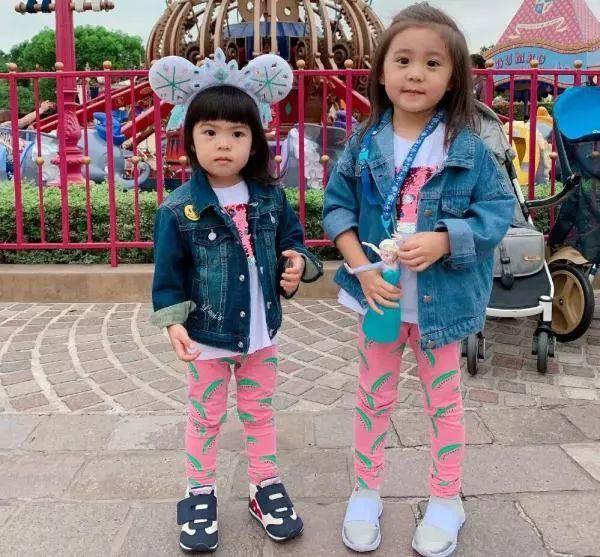 贾静雯携两女儿同游迪斯尼，咘咘和bo妞的穿着却遭网友吐槽？
