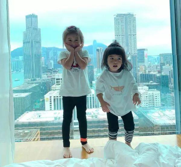 贾静雯携两女儿同游迪斯尼，咘咘和bo妞的穿着却遭网友吐槽？