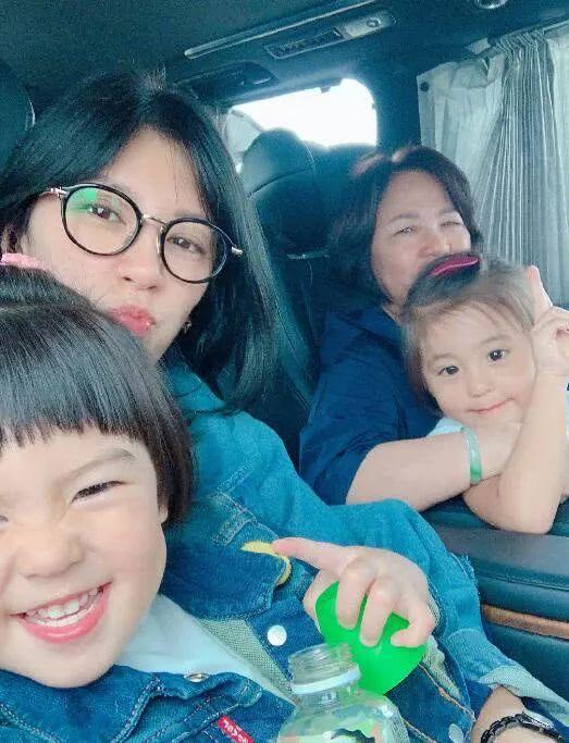 贾静雯携两女儿同游迪斯尼，咘咘和bo妞的穿着却遭网友吐槽？
