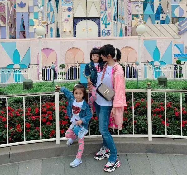 贾静雯携两女儿同游迪斯尼，咘咘和bo妞的穿着却遭网友吐槽？