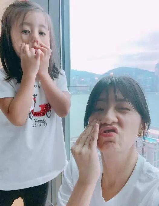 贾静雯携两女儿同游迪斯尼，咘咘和bo妞的穿着却遭网友吐槽？