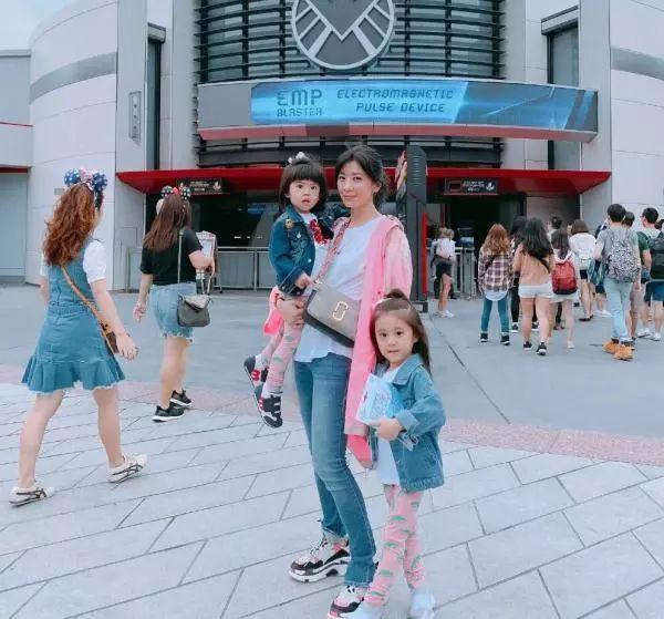 贾静雯携两女儿同游迪斯尼，咘咘和bo妞的穿着却遭网友吐槽？