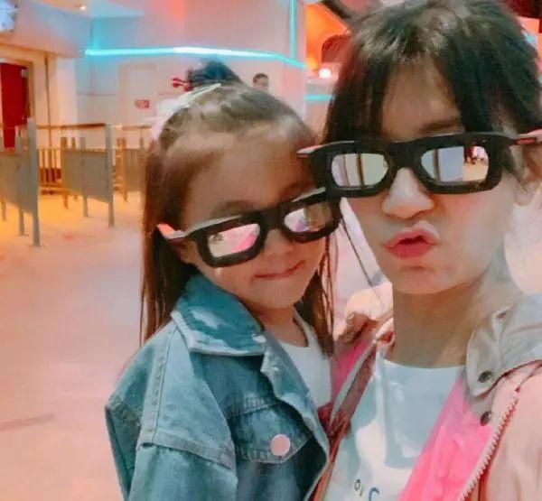 贾静雯携两女儿同游迪斯尼，咘咘和bo妞的穿着却遭网友吐槽？