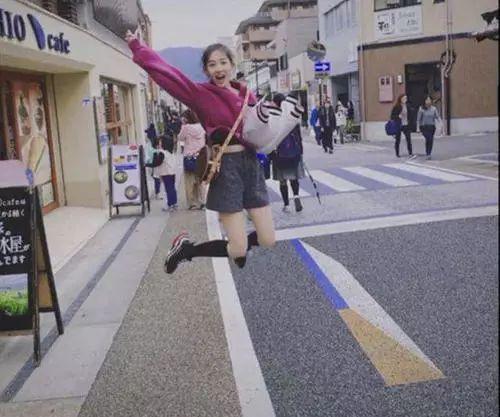 马蓉日本游美照曝光，短裙搭高筒袜，腿细到难直