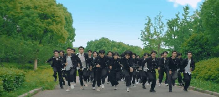 《明日之子》最强导师阵容,周震南追星成功:没想到他能来