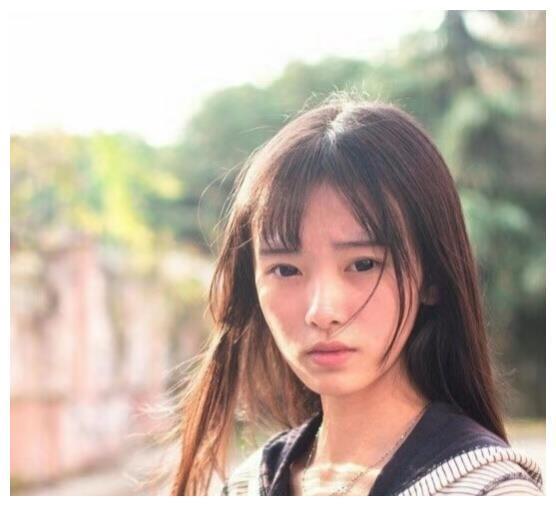 鞠婧祎疑似整容，鼻子疤痕太明显，四千年美女脸越来越僵