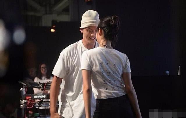 宋茜和陈伟霆大玩贴身热舞,你们两个真的不考虑在一起吗?