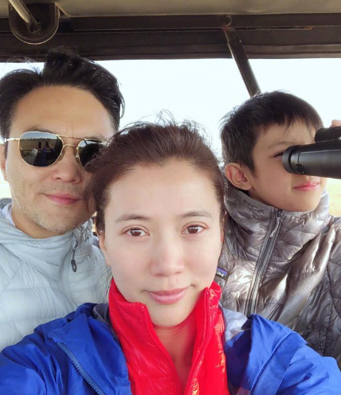 张智霖一家三口非洲旅行，魔童正面照曝光，眉清目秀颜值逆天
