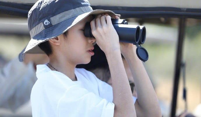 张智霖一家三口非洲旅行，魔童正面照曝光，眉清目秀颜值逆天