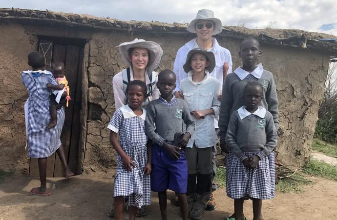 张智霖一家三口非洲旅行，魔童正面照曝光，眉清目秀颜值逆天