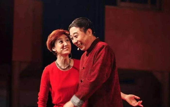 62岁冯巩近照曝光,隐瞒了36年的老婆,原来是我们熟悉的她!
