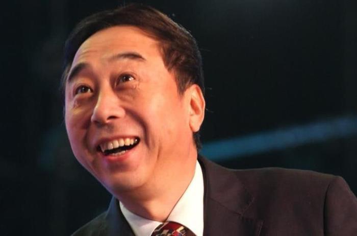 62岁冯巩近照曝光,隐瞒了36年的老婆,原来是我们熟悉的她!