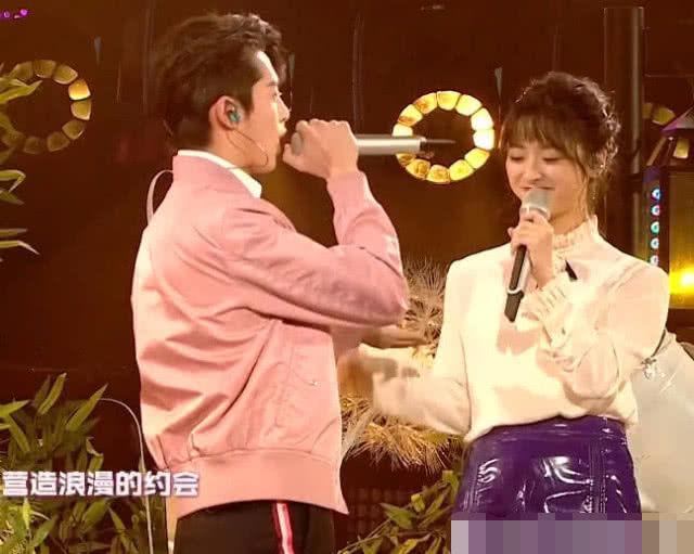 王鹤棣“假唱”被发现时,谁注意沈月的救场动作?网友:活该你火
