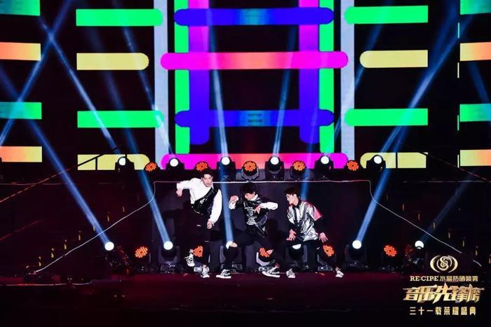 音乐先锋榜31载荣耀盛典,用微光点燃璀璨