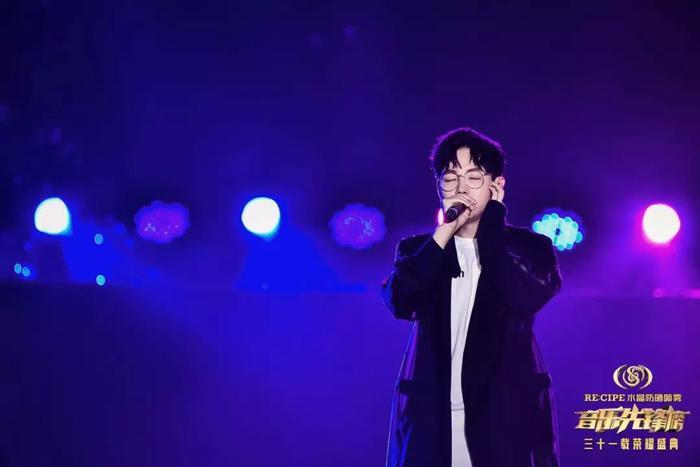 音乐先锋榜31载荣耀盛典,用微光点燃璀璨