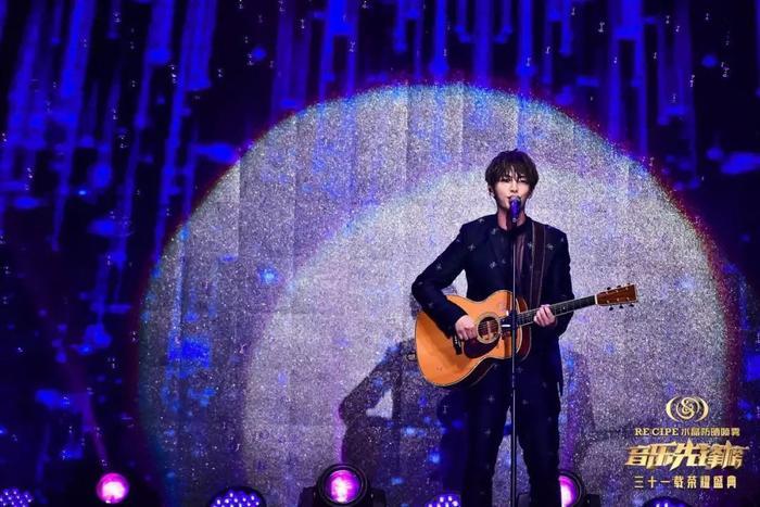 音乐先锋榜31载荣耀盛典,用微光点燃璀璨