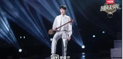 这么快就红出圈！却被爆黑幕，有后台？竟结婚了？他俩到底啥关系